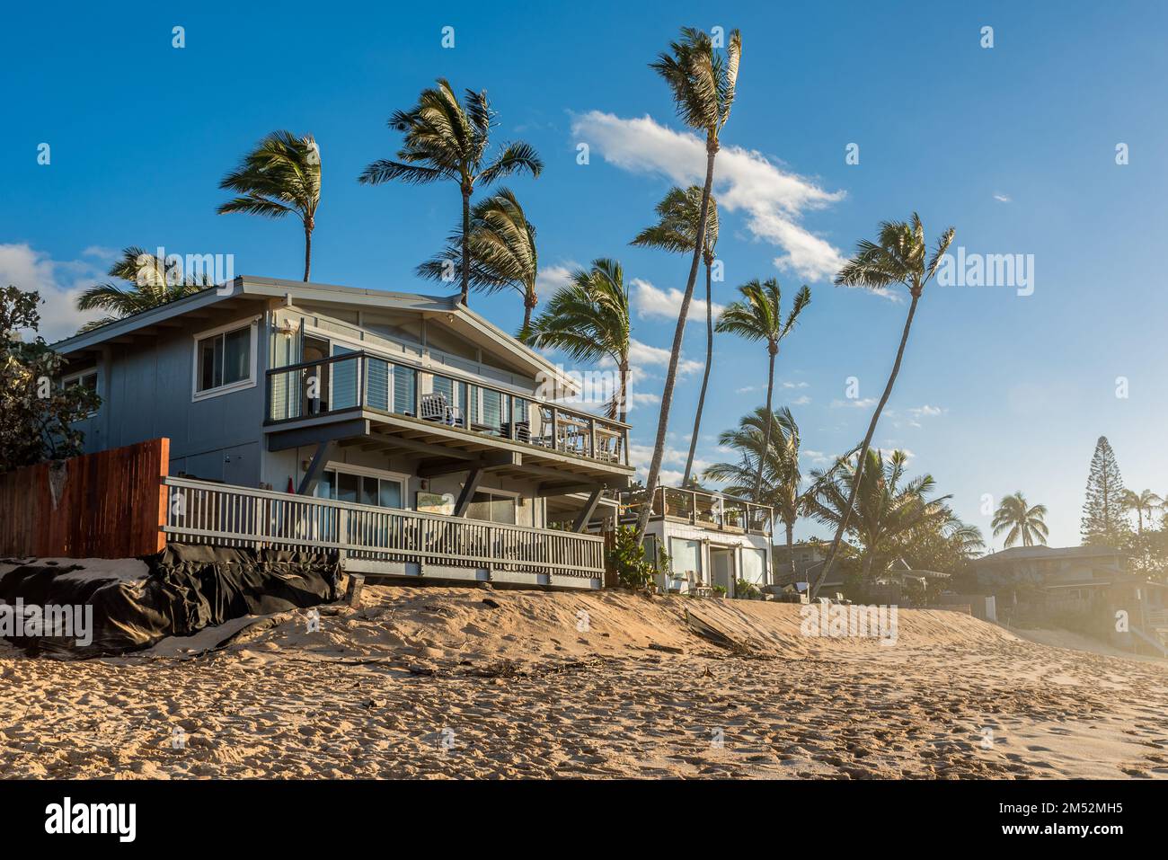 Sunset Beach, Hawaii/USA – 22. Dezember 2022: Verlust von Yards und Wohnungen aufgrund von Stranderosion am Sunset Beach, Oahu, Hawaii Stockfoto