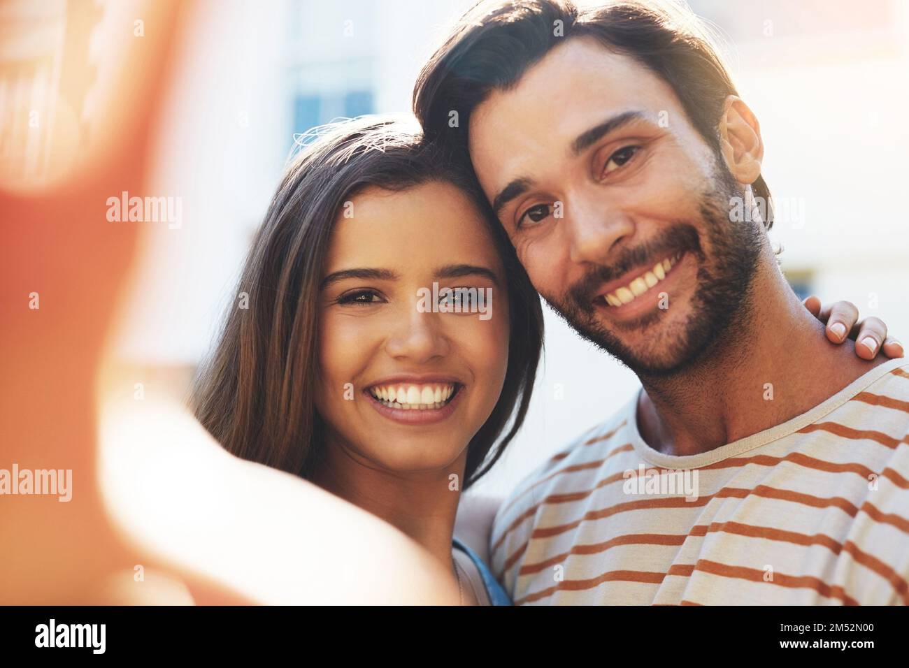 Sie wurden geschaffen, um einander zu lieben. Ein liebevolles junges Paar, das draußen einen Tag zusammen verbringt. Stockfoto