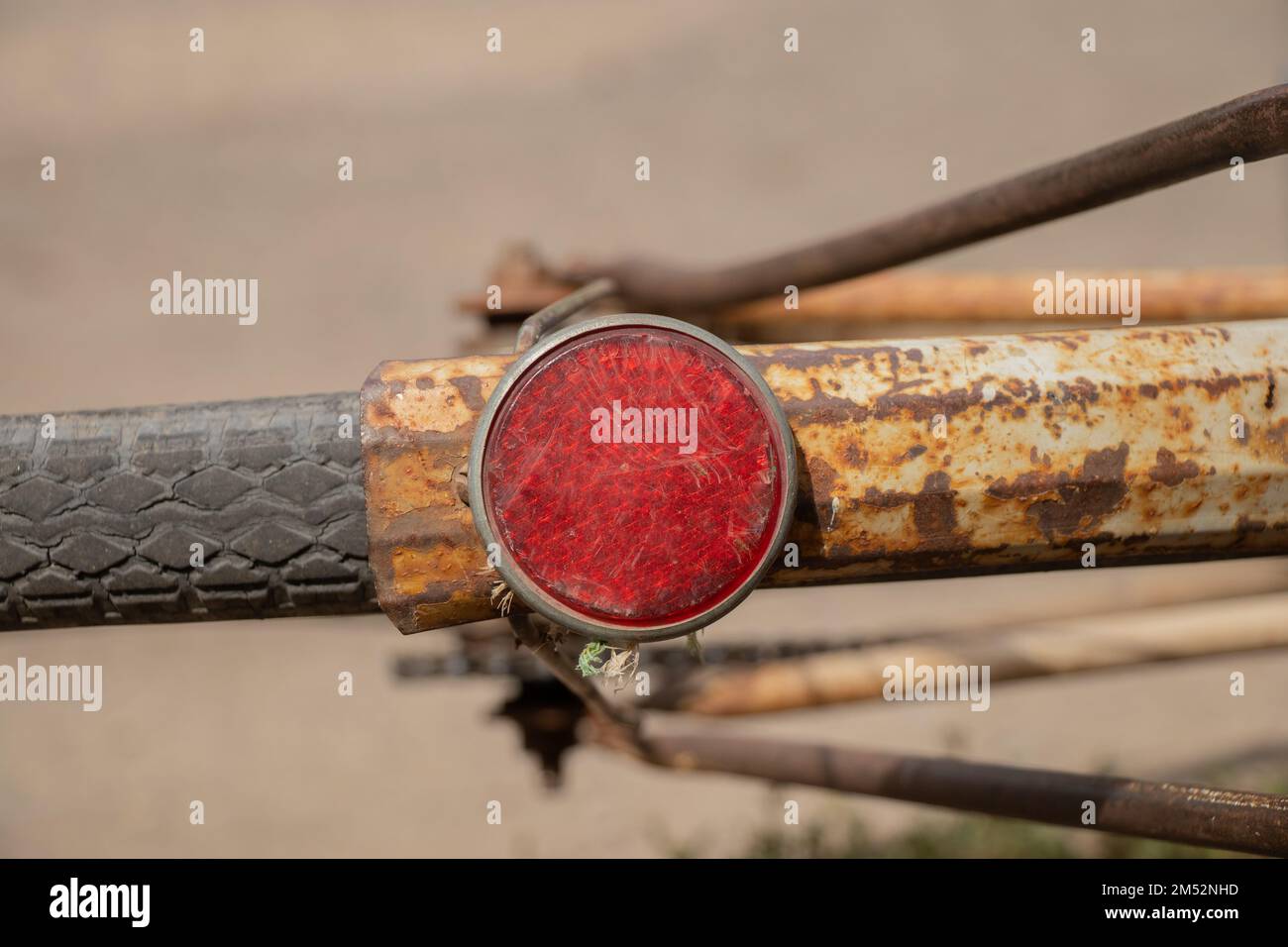 Roter Reflektor auf altem Fahrrad im Freien Stockfoto