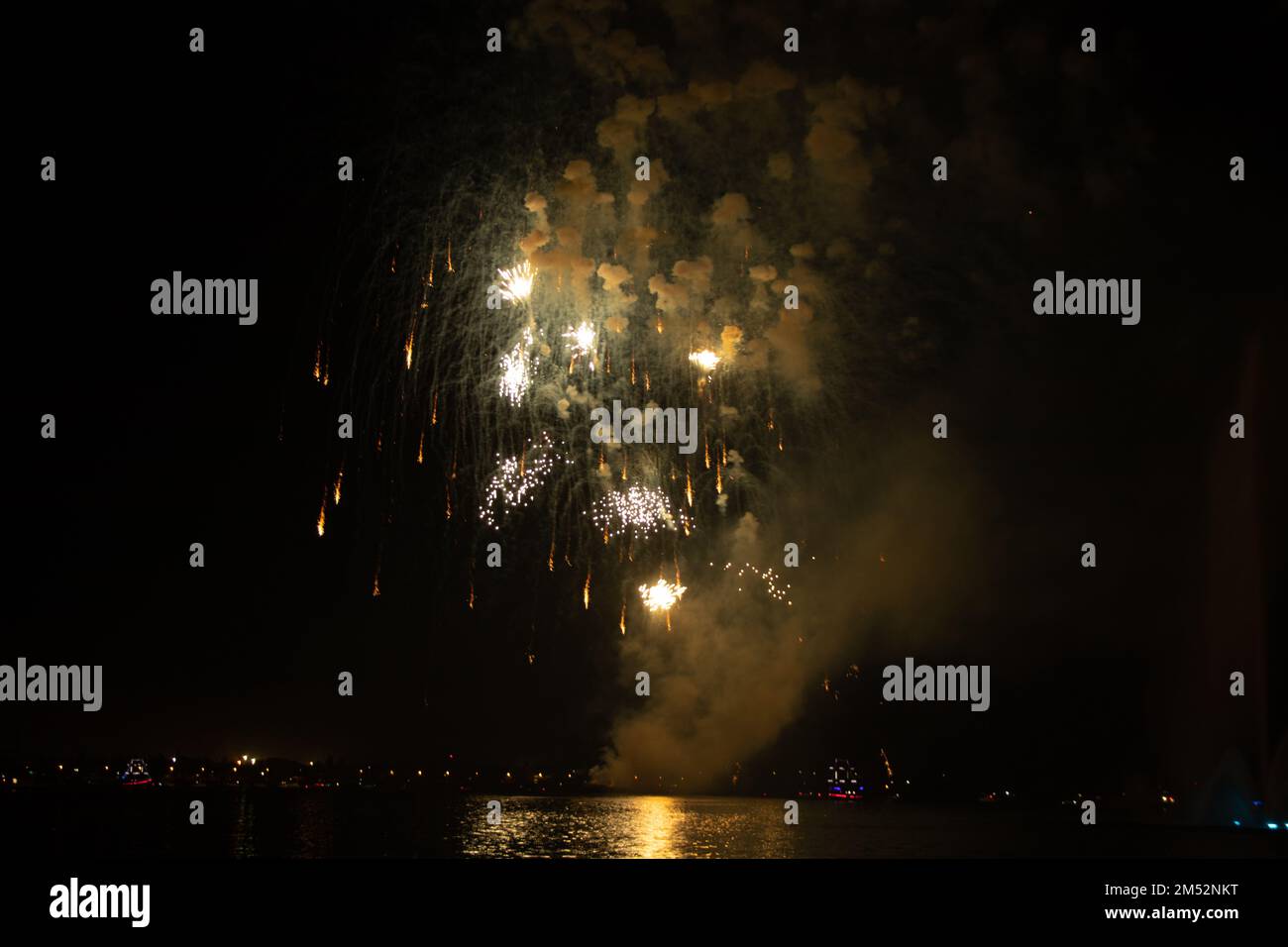 Feuerwerk in der Stadt Dnipro in der Ukraine bei Nacht am Tag der Stadt 12. September 2020 Stockfoto