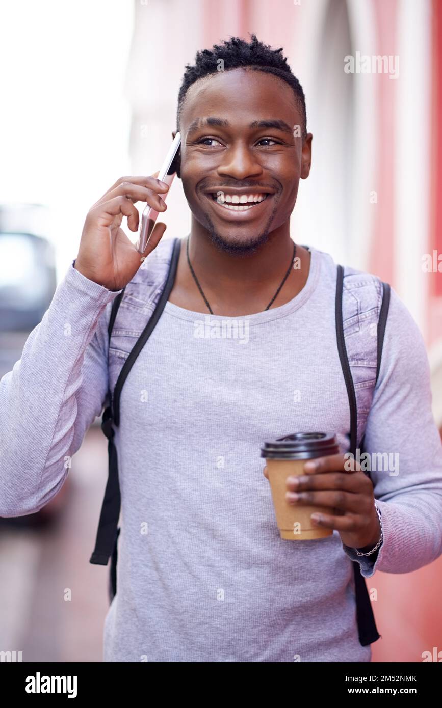 Kannst du mich jetzt hören? Ein junger Mann, der sein Telefon benutzt, während er in der Stadt ist. Stockfoto