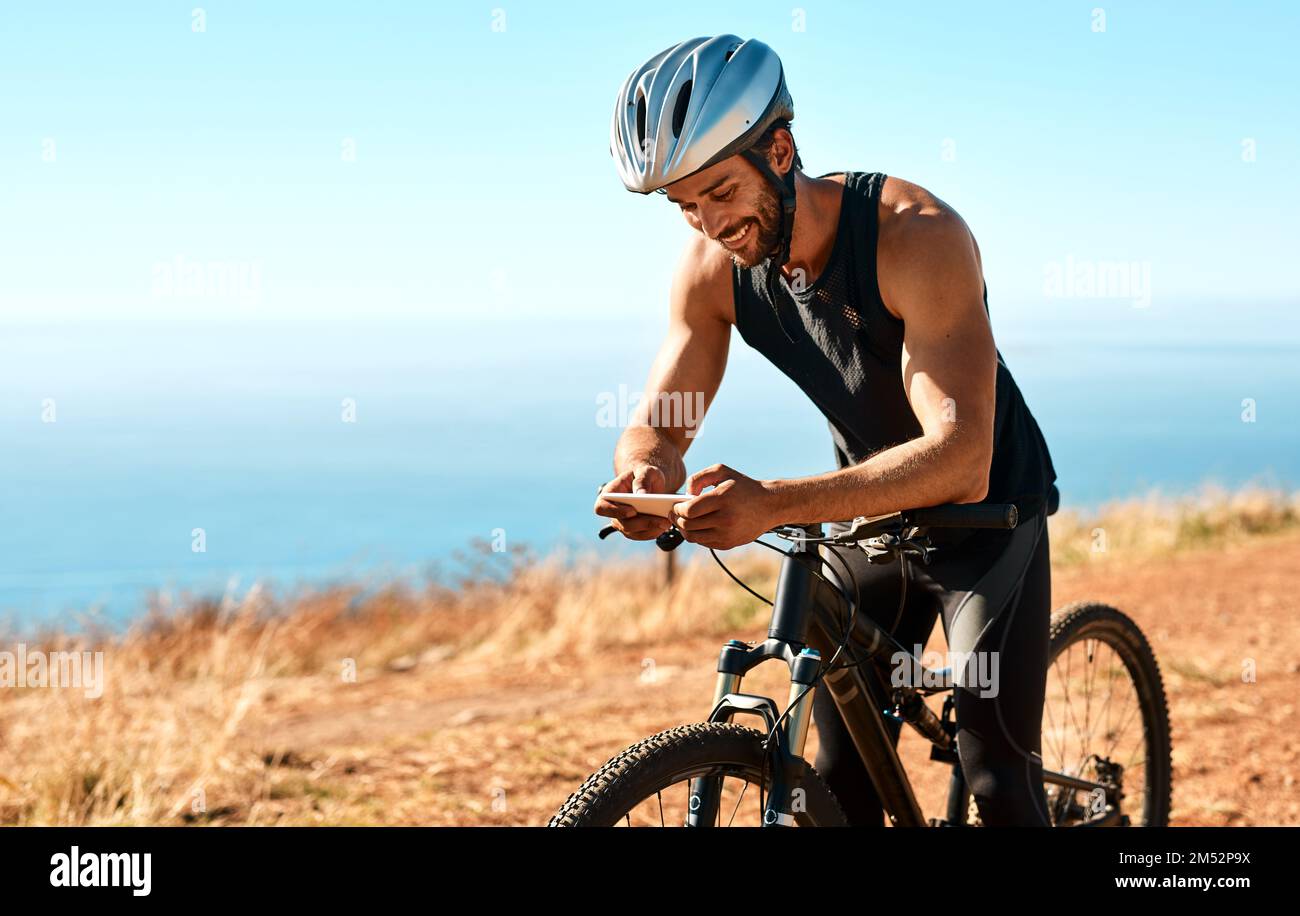 Er plant seine Route. Ein männlicher Radfahrer fährt mit seinem Mountainbike. Stockfoto