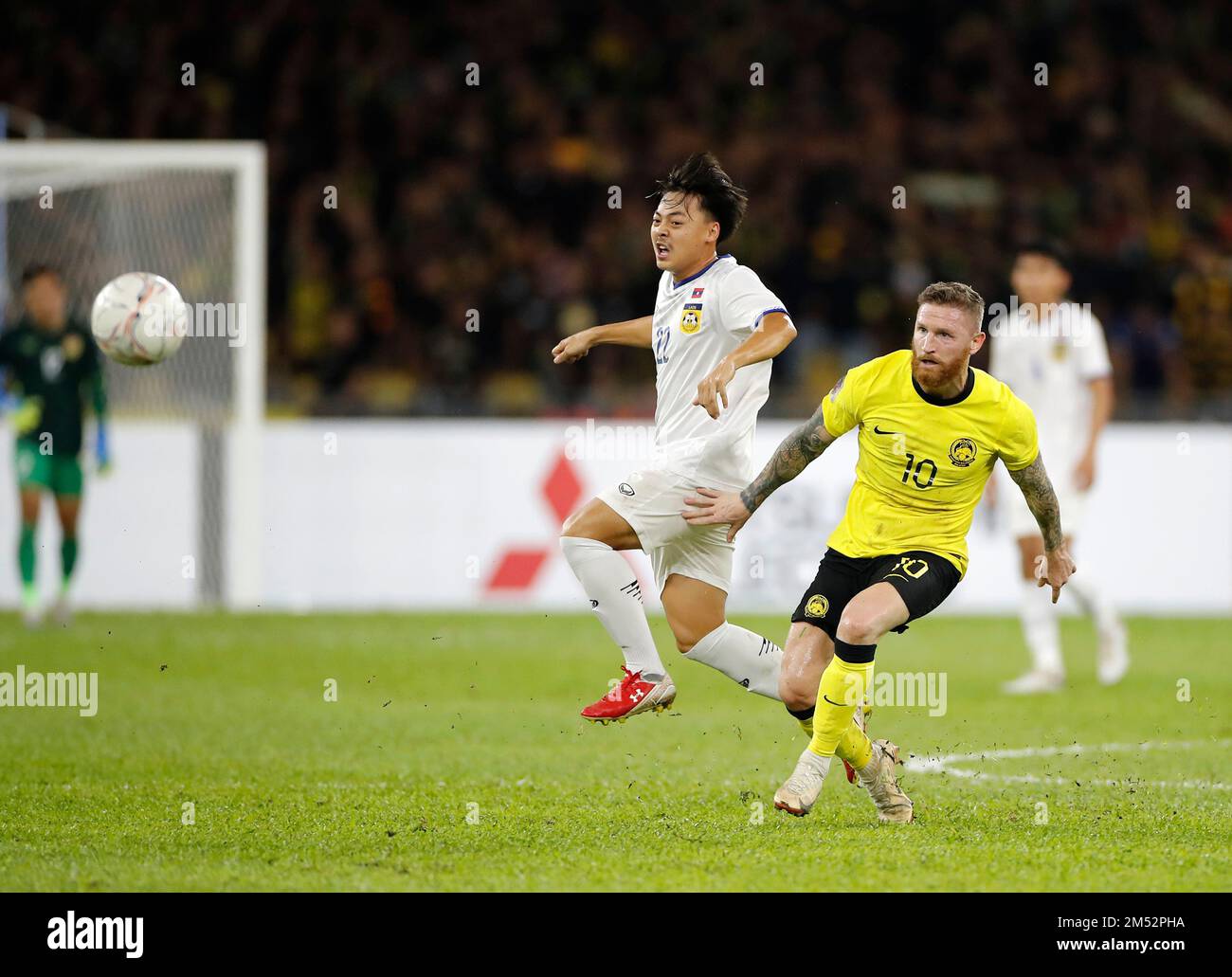 Kuala Lumpur, Malaysia. 24. Dezember 2022. Andrew Lee Tuck aus Malaysia (R) und Phouvieng Phounsavath aus Laos in Aktion während des AFF Mitsubishi Electric Cup 2022 zwischen Malaysia und Laos im Finalergebnis des Bukit Jalil National Stadium; Malaysia 5:0 Laos (Foto: © Wong Fok Loy/SOPA Images/Sipa USA) Guthaben: SIPA USA/Alamy Live News Stockfoto