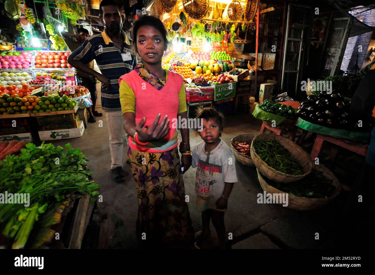 Ein Bettler bettelte um Geld auf dem Obstmarkt in der Nähe des Neuen Marktes in Kalkutta, Indien. Stockfoto