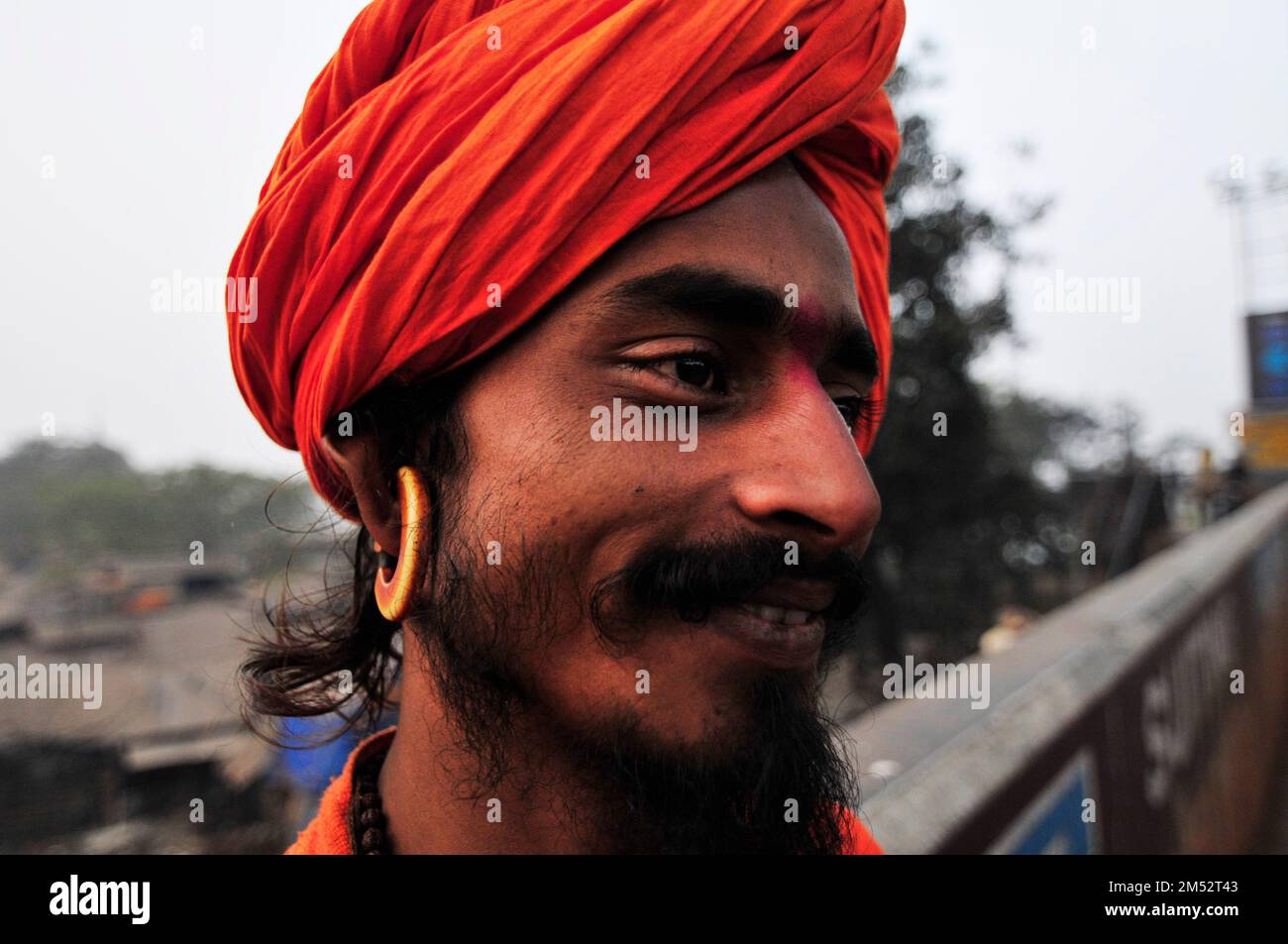 Ein hinduistischer Sadhu mit großem Ohrring. Stockfoto