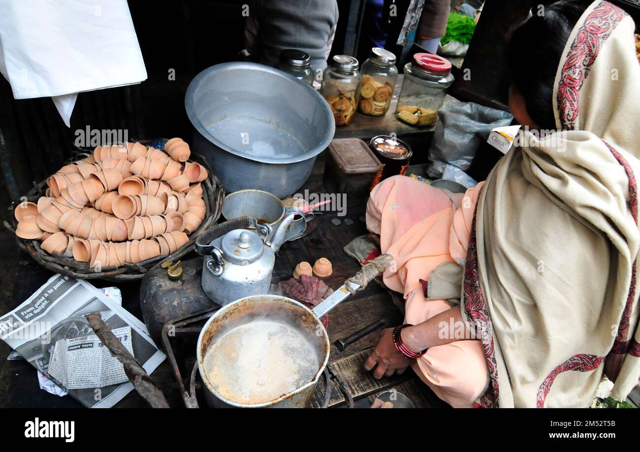 Eine Bengalistin, die traditionellen indischen Milchtee in Kalkutta, Indien, zubereitet. Stockfoto