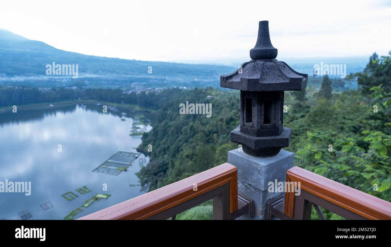 Klassische dekorative Lichter mit einer Landschaft von wunderschönen Landschaften in Bergregionen und tropischen Seen Stockfoto