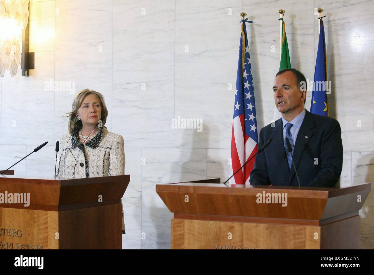 Fotorepertoire, Italien. 25. Dezember 2022. SITZUNG DER KONTAKTGRUPPE "LIBYEN" IN DER FARNESINA. IM FOTO FRANCO FRATTINI UND HILLARY CLINTON (ROM - 2011-05-05, Mario Maci/Fotogramma) ps kann das Foto im Kontext, in dem es aufgenommen wurde, und ohne die diffamierende Absicht des Dekorums der repräsentierten Personen verwendet werden redaktionelle Verwendung nur Kredit: Unabhängige Fotoagentur/Alamy Live News Stockfoto