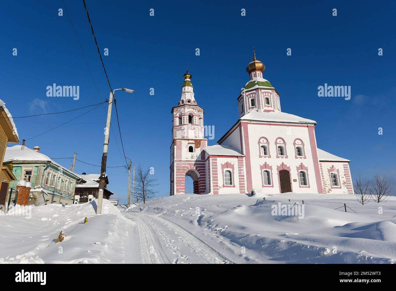 russisches Wintermärchen Suzdal mit orthodoxen Kirchen Stockfoto
