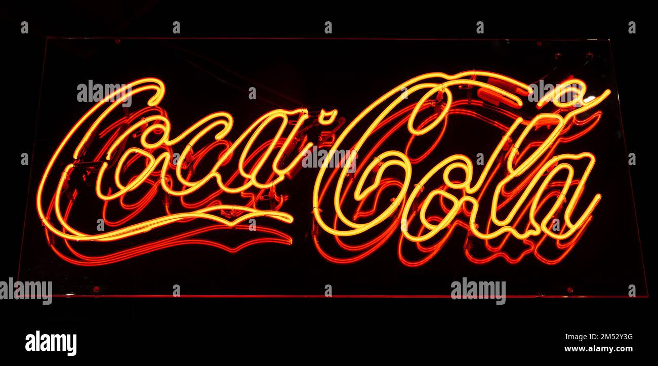 Ein leuchtendes rotes Neon-Coca-Cola-Schild Stockfoto