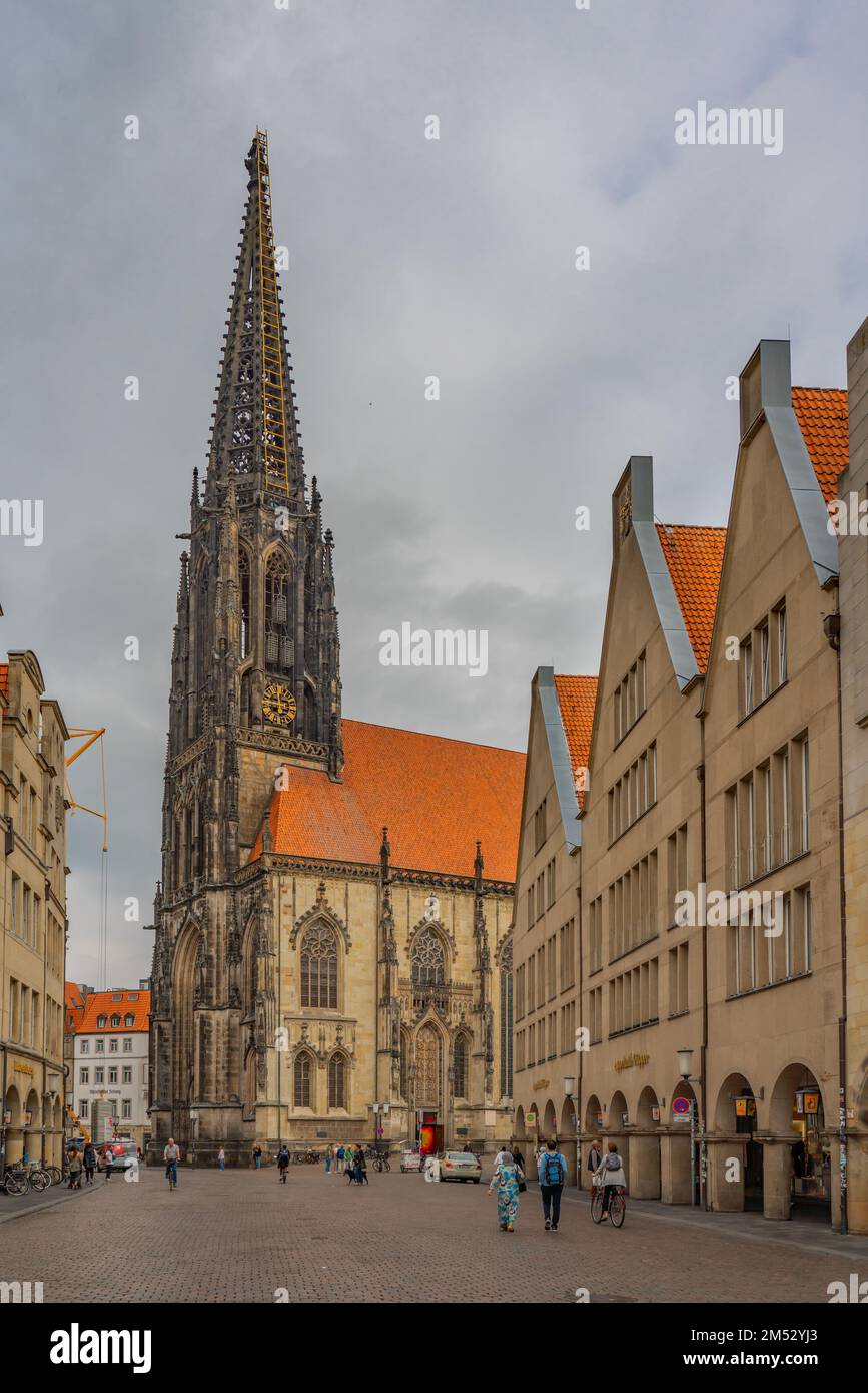 Münster - September 13,2022: Altstadt und Fußgängerzone Münster mit Menschen, vertikal Stockfoto