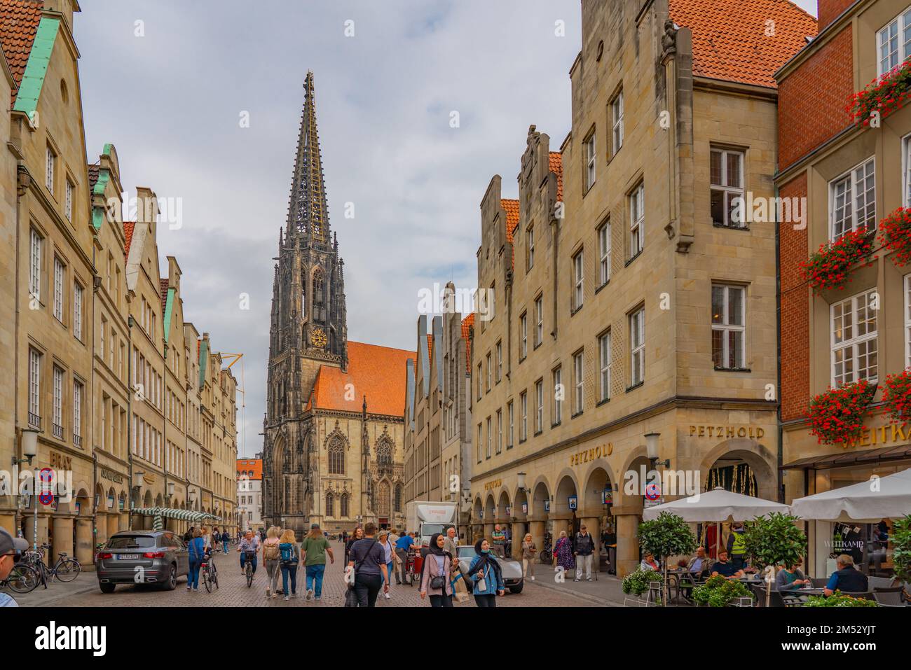 Münster - September 13,2022: Altstadt und Fußgängerzone Münster mit Menschen Stockfoto