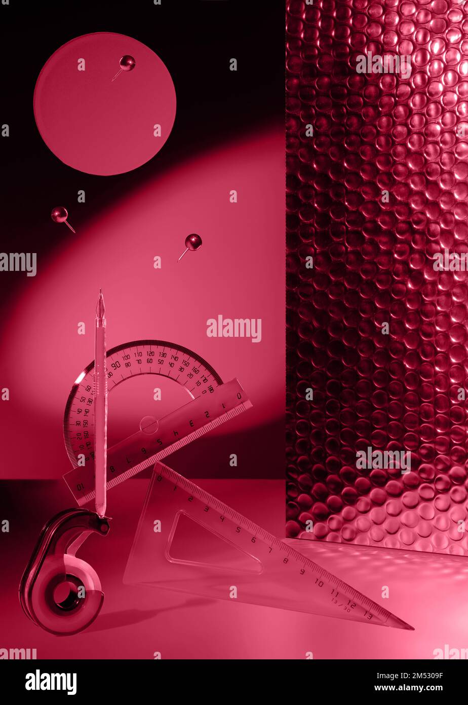 Kreative Komposition mit Schulbedarf, der in der Luft auf isoliertem schwarzem Hintergrund mit Kopierbereich fliegt. Getöntes Bild in trendy magentafarbener Farbe des Jahres 2023. Zurück in die Schule. Stockfoto
