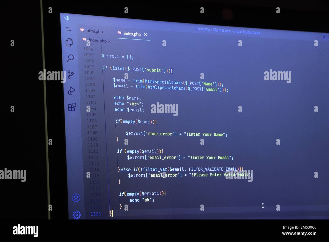 Entwickler-Bildschirm mit farbigen Website-Programmiercode, Web Stockfoto