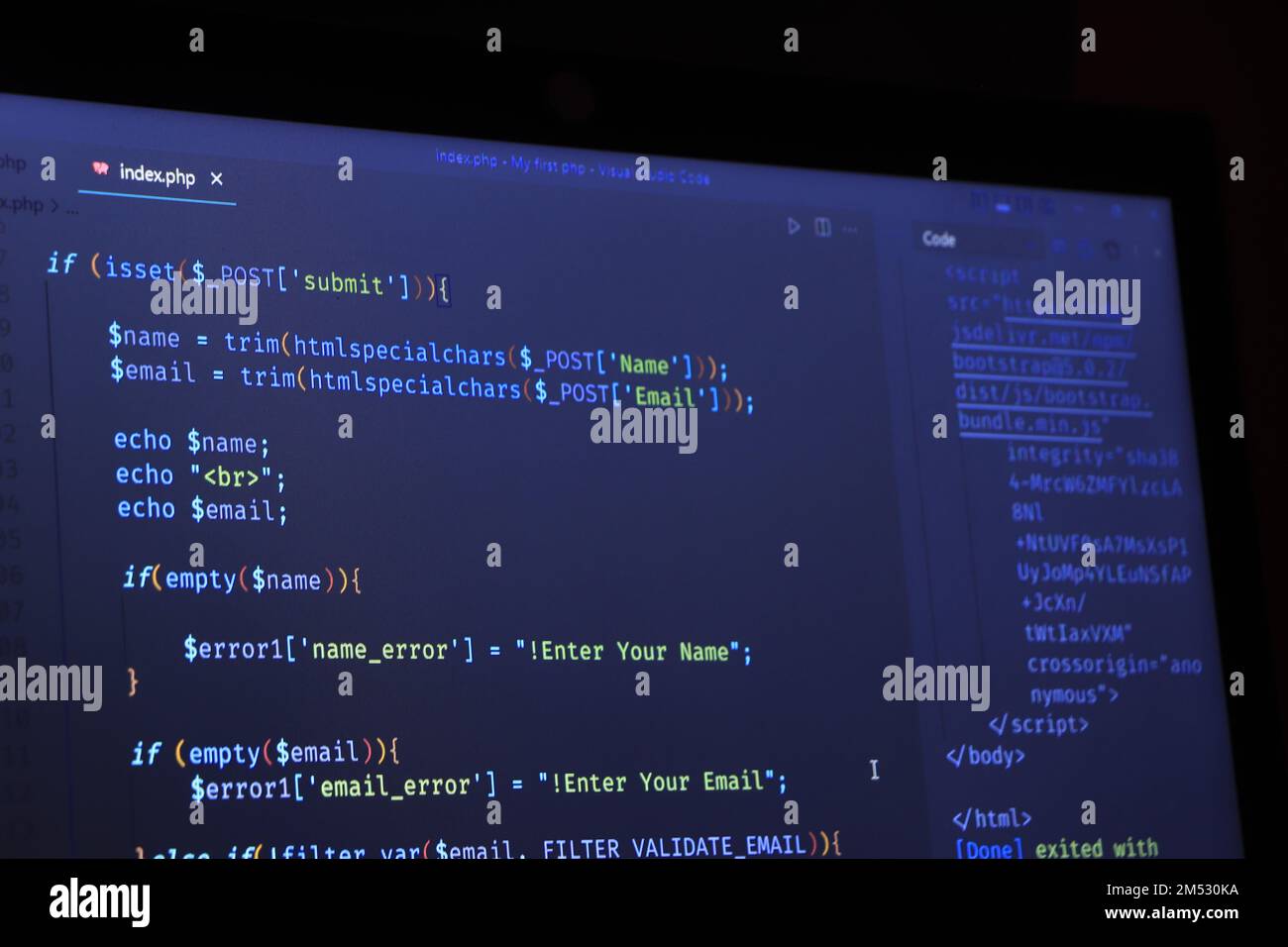 Einfacher Website-HTML-Code mit bunten Tags in der Browseransicht auf dunklem Hintergrund. Programmiercode für Softwareentwickler. Stockfoto
