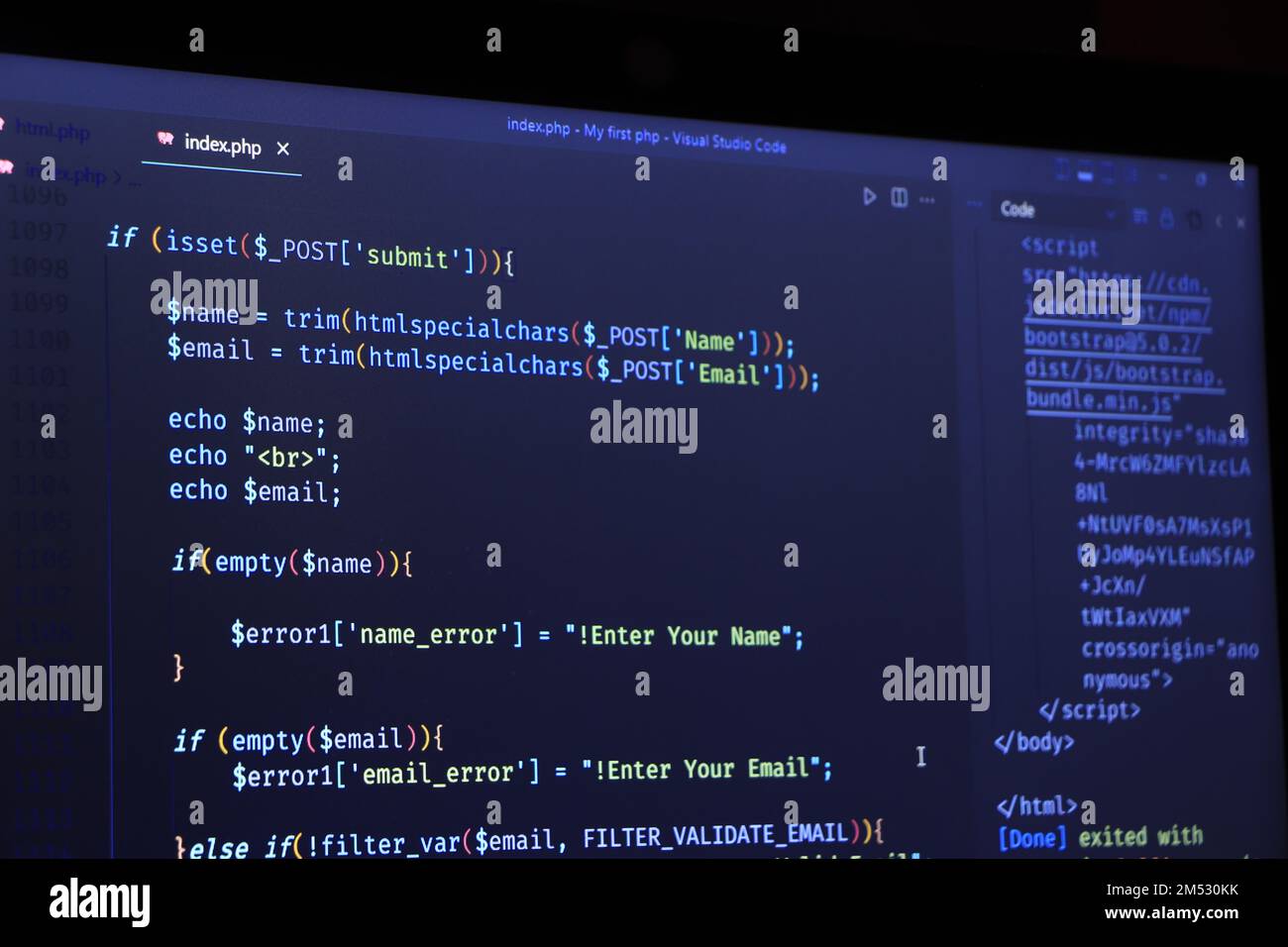 HTML-Code auf Laptop-Bildschirm, Python-Code-Computerbildschirm, Entwicklung von Programmierungs-Binärcode, digitale Seite der Art-Design-Website, Python-Binärcode Stockfoto