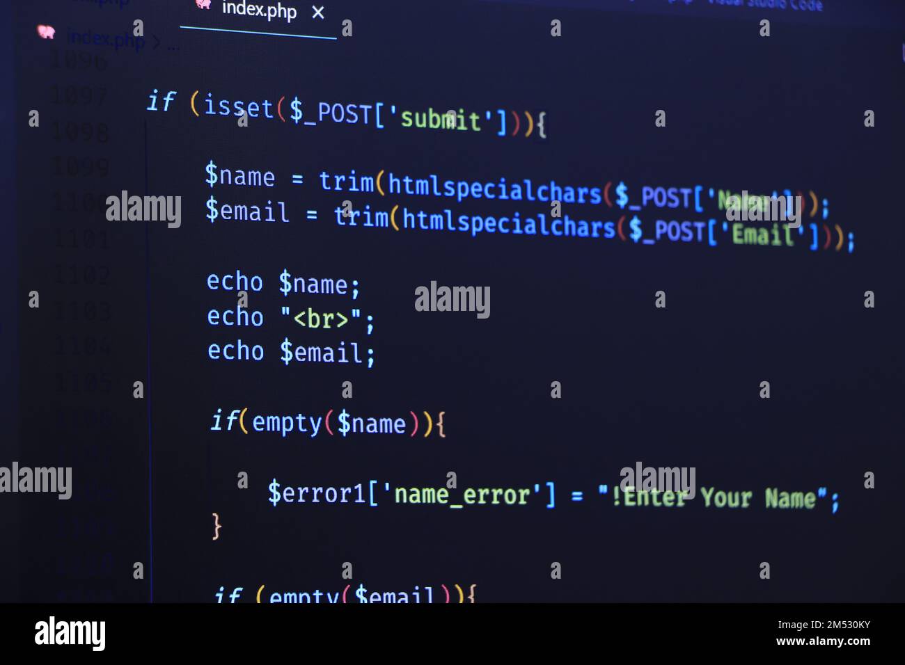 AngularJS als Redakteur für Website-Entwicklung. Skripttext wird auf dem Bildschirm codiert. Stockfoto