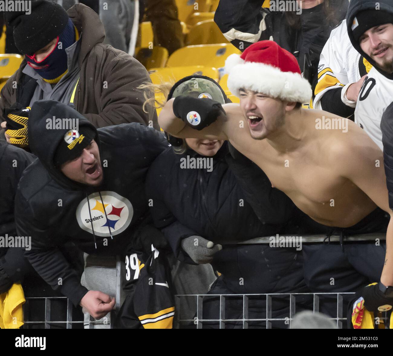 Die Fans der Pittsburgh Steelers trotzen den Figid-Gemütern, die am Samstag, den 24. Dezember 2022 in Pittsburgh den Sieg der Steelers gegen die Las Vegas Raiders im Acrisure Stadium feiern. Die the13-10-Jährigen gewinnen. Foto: Archie Carpenter/UPI Stockfoto