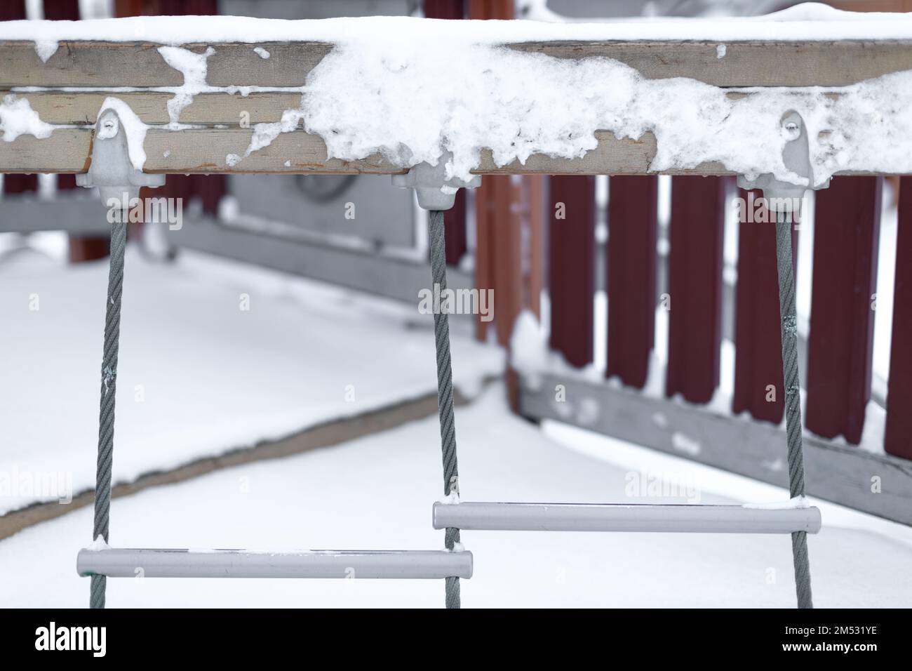 Seilleiter auf dem Spielplatz im Winter. Seilleiterfragment. Seilleiterbefestigung Stockfoto