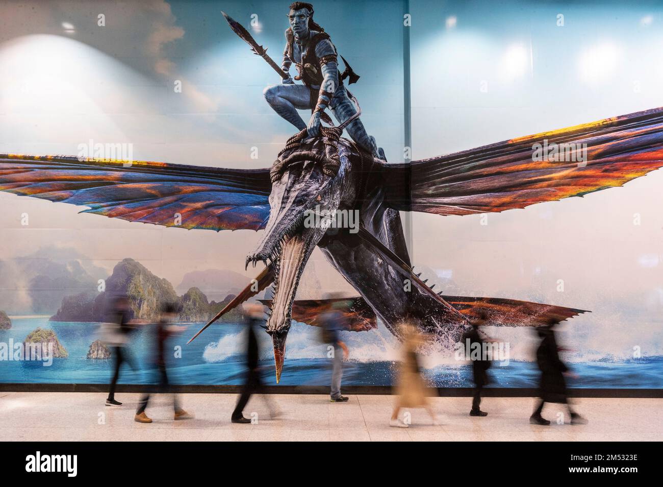 Hongkong, China. 16. Dezember 2022. Pendler gehen an einem großen Werbebanner vorbei, auf dem der Film Avatar: The Way of Water (Avatar 2) vorgestellt wird, der von Lightstorm Entertainment produziert und von 20. Century Studios in Hongkong vertrieben wird. (Kreditbild: © Sebastian Ng/SOPA Bilder über ZUMA Press Wire) Stockfoto