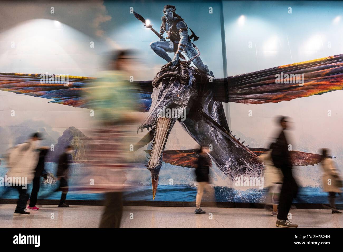 Hongkong, China. 16. Dezember 2022. Pendler gehen an einem großen Werbebanner vorbei, auf dem der Film Avatar: The Way of Water (Avatar 2) vorgestellt wird, der von Lightstorm Entertainment produziert und von 20. Century Studios in Hongkong vertrieben wird. (Kreditbild: © Sebastian Ng/SOPA Bilder über ZUMA Press Wire) Stockfoto