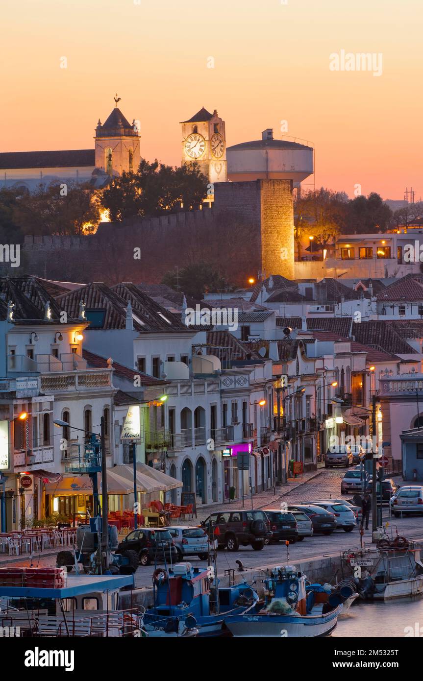 Tavira und Hafen bei Sonnenuntergang, Algarve, Portugal Stockfoto