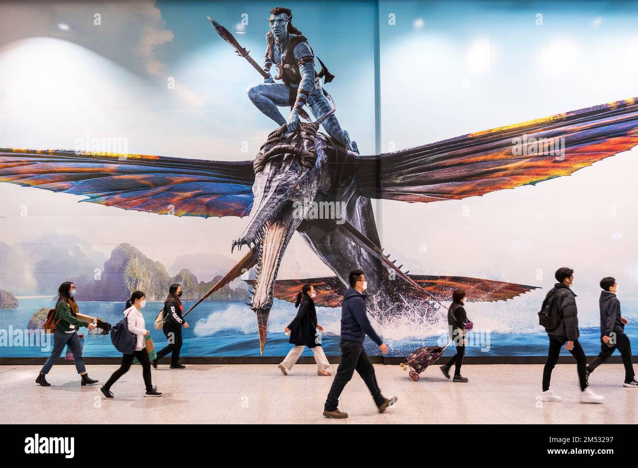 Hongkong, China. 16. Dezember 2022. Pendler gehen an einem großen Werbebanner vorbei, auf dem der Film Avatar: The Way of Water (Avatar 2) vorgestellt wird, der von Lightstorm Entertainment produziert und von 20. Century Studios in Hongkong vertrieben wird. (Kreditbild: © Sebastian Ng/SOPA Bilder über ZUMA Press Wire) Stockfoto