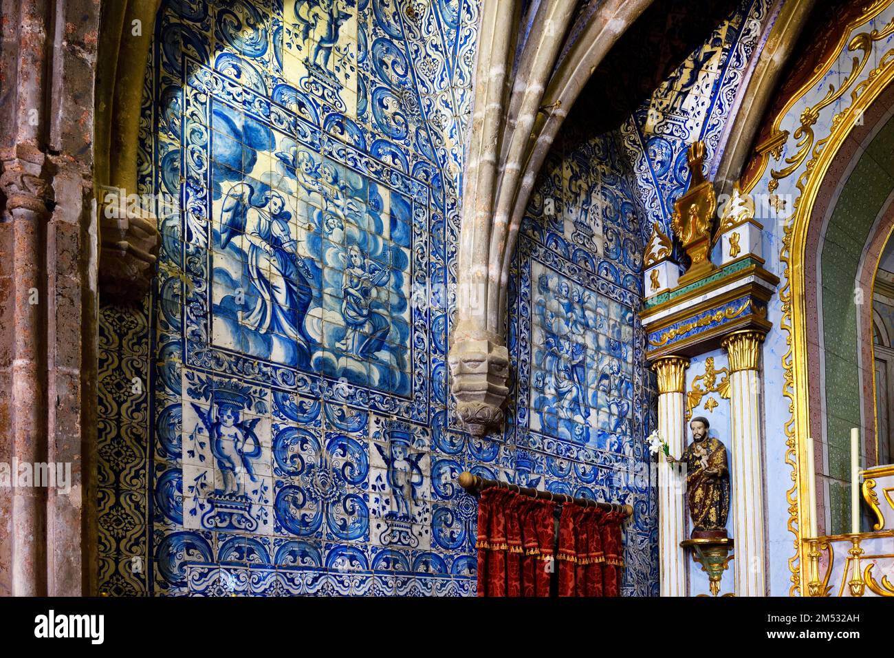 Bemalte Kacheln bedeckte Wände, Hauptchor und Kapelle, Maria Himmelfahrt Kirche, Alte, Loule, Algarve, Portugal Stockfoto