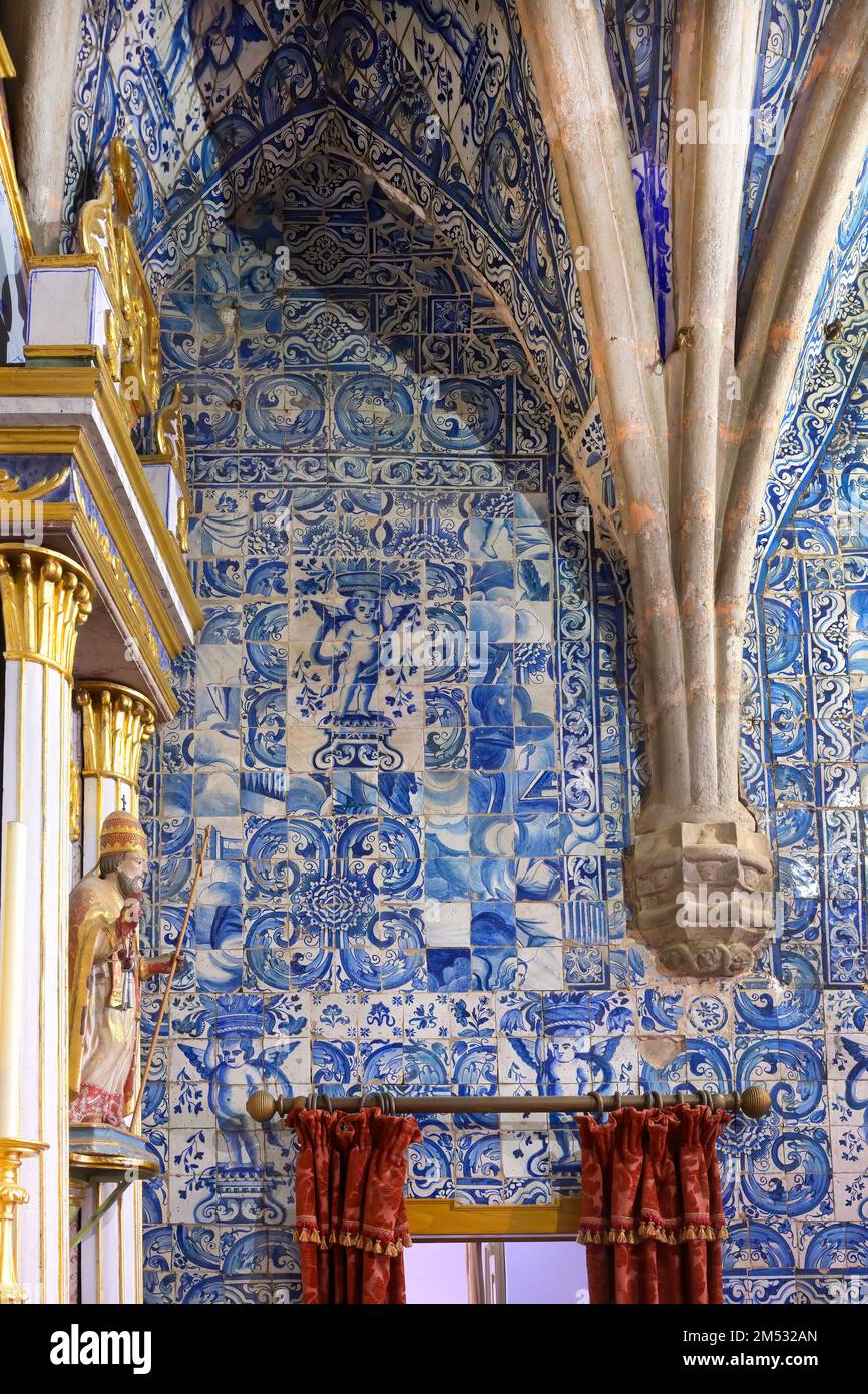 Bemalte Kacheln bedeckte Wände, Hauptchor und Kapelle, Maria Himmelfahrt Kirche, Alte, Loule, Algarve, Portugal Stockfoto
