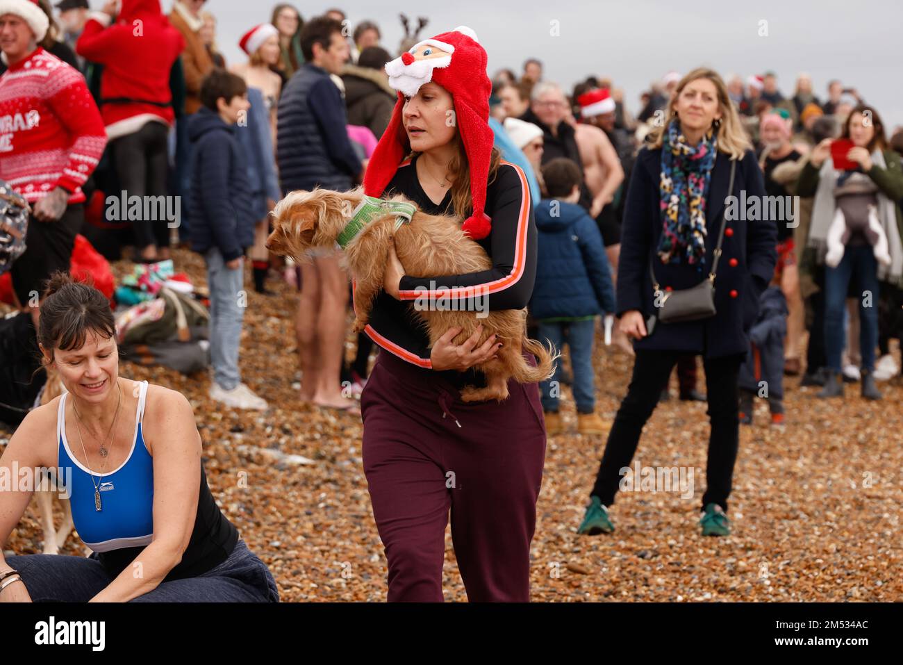 25. Dezember 2022 Brighton Beach, City of Brighton & Hove, East Sussex, Großbritannien. Das jährliche Schwimmen am ersten Weihnachtsfeiertag, bei dem die Einheimischen am Brighton Beach eintreffen, um ein kurzes Bad im Ärmelkanal zu nehmen, mit Unterstützung von lokalen Rettungsschwimmern. David Smith/Alamy Live-Nachrichten Stockfoto