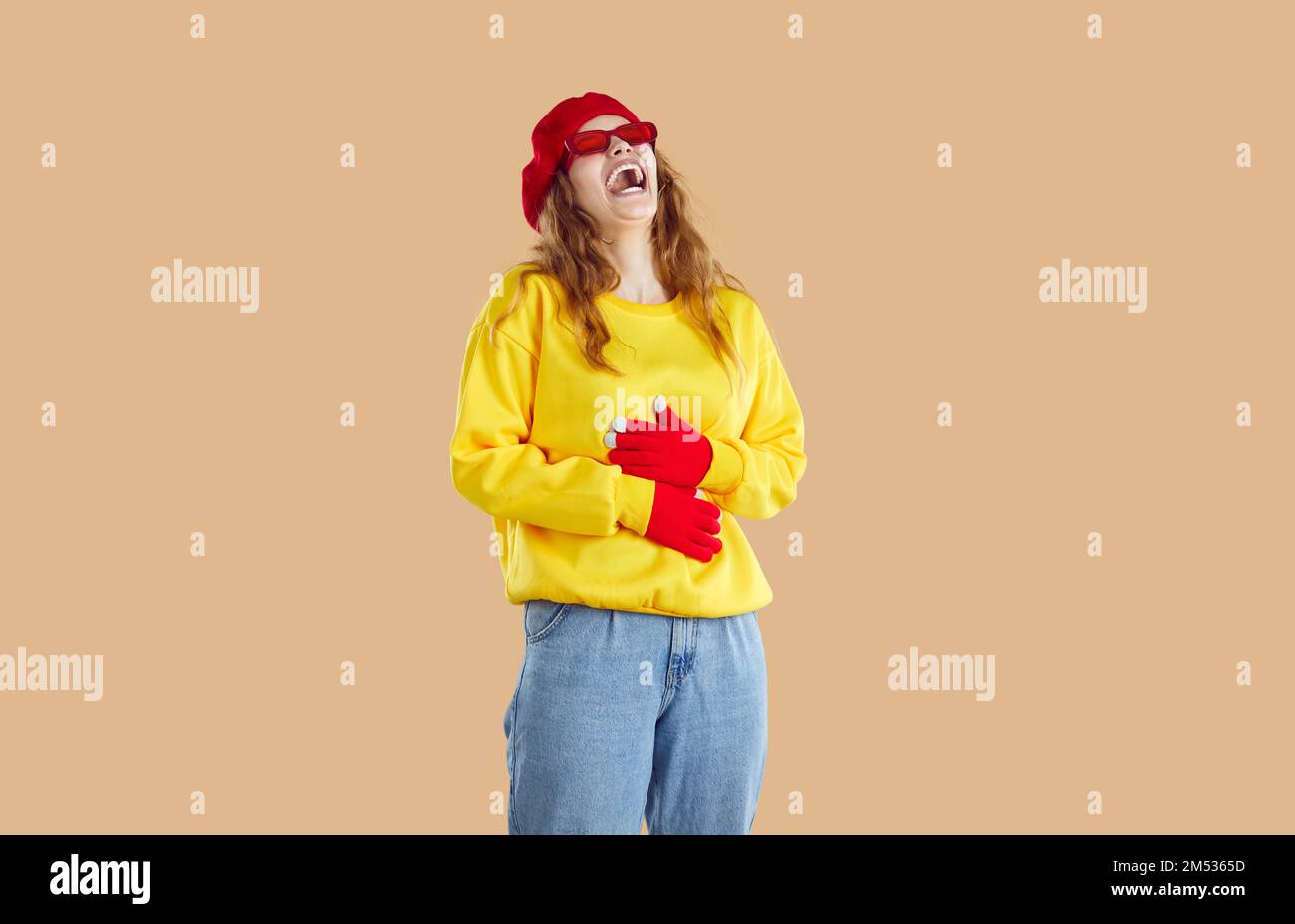 Ein Mädchen im Stil der 1980er Jahre, das sich im Studio isoliert auf weißem Hintergrund posiert. Stockfoto