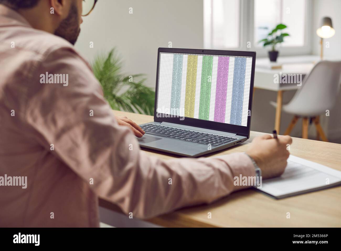Geschäftsmann oder Finanzbuchhalter, der im Büro arbeitet und Datenblätter auf einem Laptop verwendet Stockfoto