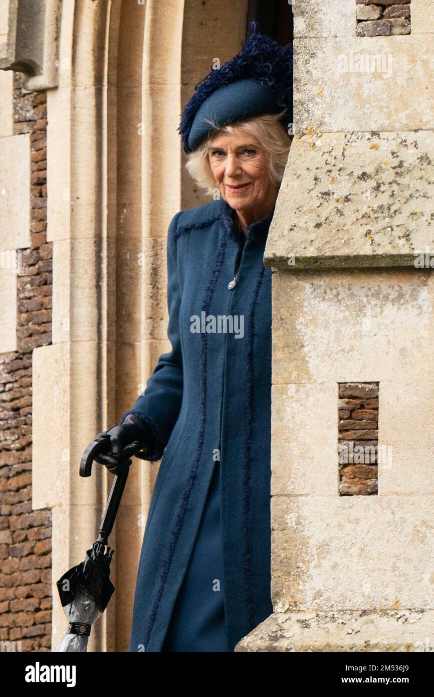 Die königliche Gemahlin, die am ersten Weihnachtsfeiertag an der St. Mary Magdalene Kirche in Sandringham, Norfolk teilnimmt. Foto: Sonntag, 25. Dezember 2022. Stockfoto