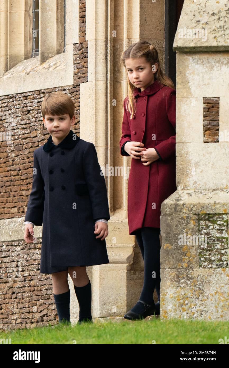 Prinz Louis und Prinzessin Charlotte, die am ersten Weihnachtsfeiertag an der St. Mary Magdalene Kirche in Sandringham, Norfolk, teilnehmen. Foto: Sonntag, 25. Dezember 2022. Stockfoto