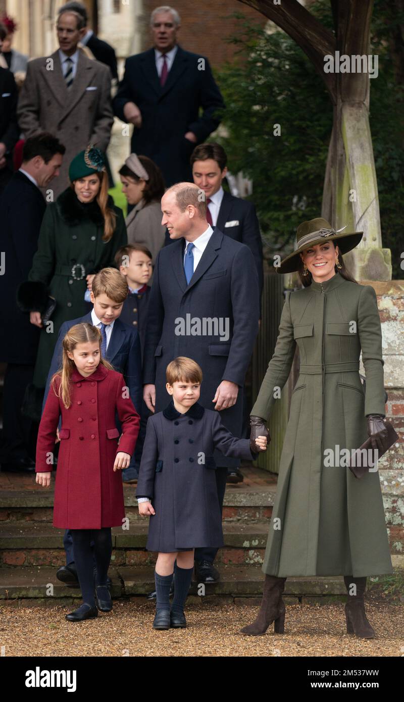 (Vorderseite) Prinzessin Charlotte, Prinz George, Prinz Louis, der Prinz und die Prinzessin von Wales; (Zentrum) Jack Brooksbank, Prinzessin Beatrice, Prinzessin Eugenie und Edoardo Mapelli Mozzi; und (zurück) der Graf von Wessex und der Herzog von York, die an Weihnachten an der Kirche St. Mary Magdalene in Sandringham, Norfolk teilnehmen. Foto: Sonntag, 25. Dezember 2022. Stockfoto