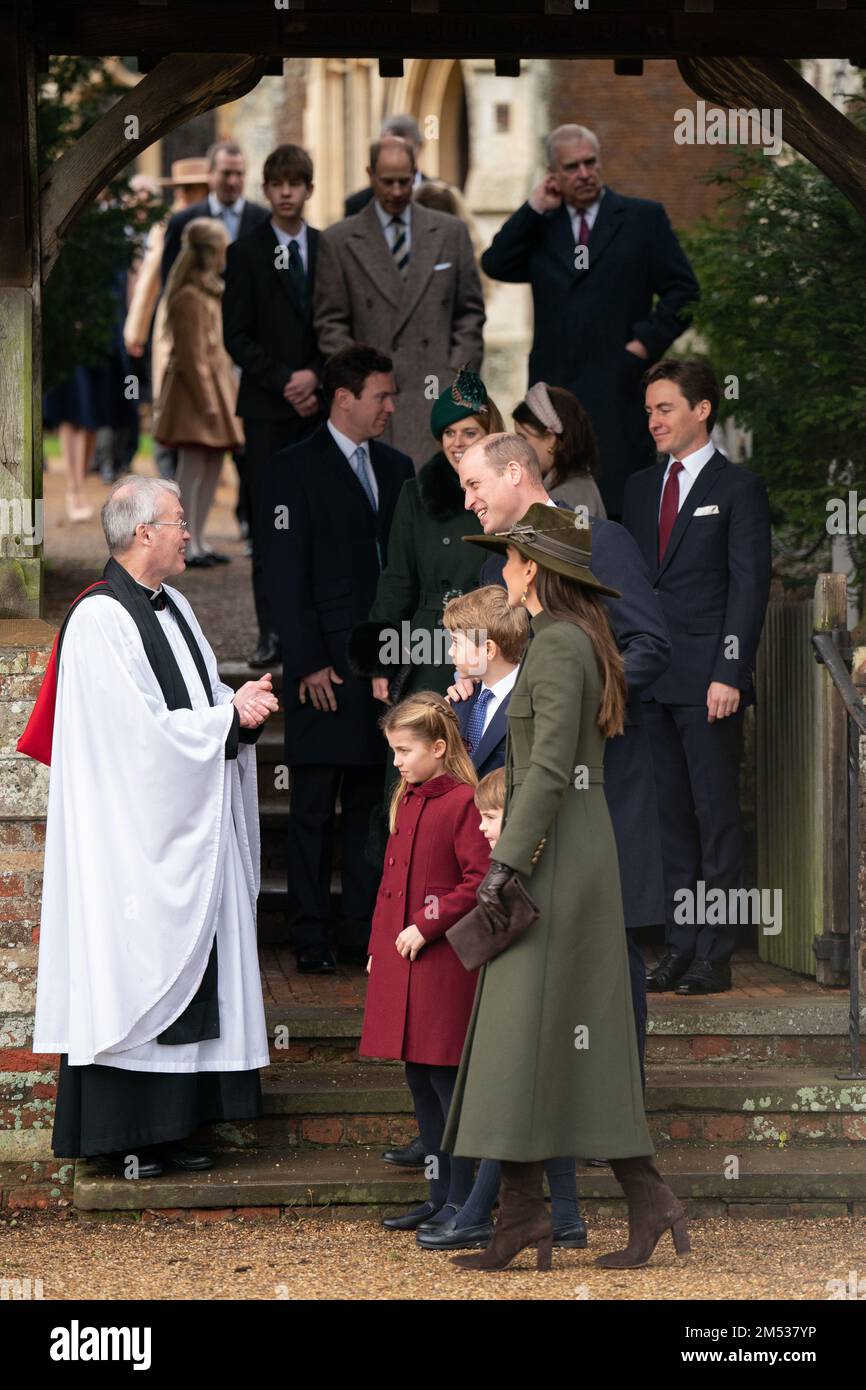 (Vorderseite) Prinzessin Charlotte, Prinz George, Prinz Louis, der Prinz und die Prinzessin von Wales; (Zentrum) Jack Brooksbank, Prinzessin Beatrice, Prinzessin Eugenie und Edoardo Mapelli Mozzi; und (zurück) der Graf von Wessex und der Herzog von York, die an Weihnachten an der Kirche St. Mary Magdalene in Sandringham, Norfolk teilnehmen. Foto: Sonntag, 25. Dezember 2022. Stockfoto