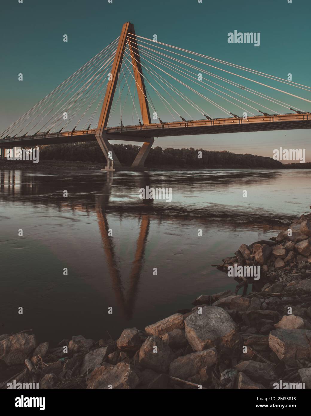 Blick vom Park am Flussufer auf die Christopher S. Bond Bridge über den Missouri River in Kansas City Stockfoto