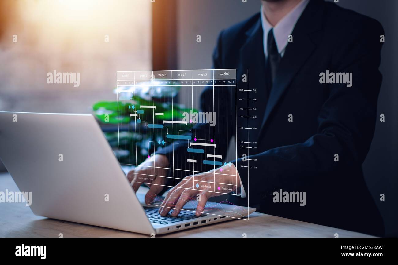 Analystenarbeit oder Projektmanagement mit Laptop (Notebook) im erfolgreichen Start-up-Business-Konzept. Geschäftsmann mit Datenverwaltungssystem Statistik A Stockfoto