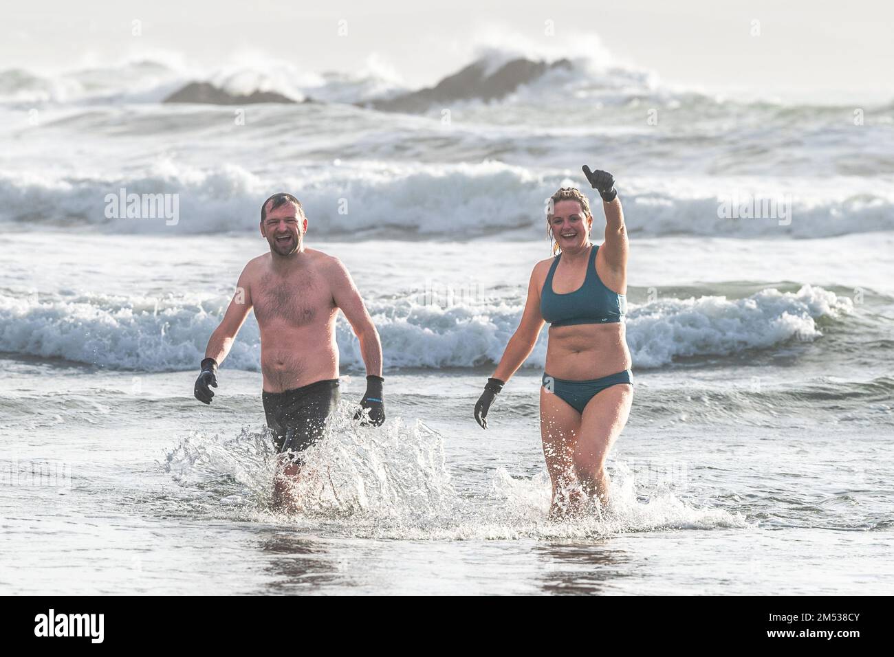 Rosscarbery, West Cork, Irland. 25. Dezember 2022. Hunderte von Menschen nahmen heute Morgen am jährlichen Weihnachtsschwimmen am Warren Beach in Rosscarbery Teil. Graham Clarke und Amy Murray aus Castletownsend nahmen Teil. Kredit: AG News/Alamy Live News Stockfoto