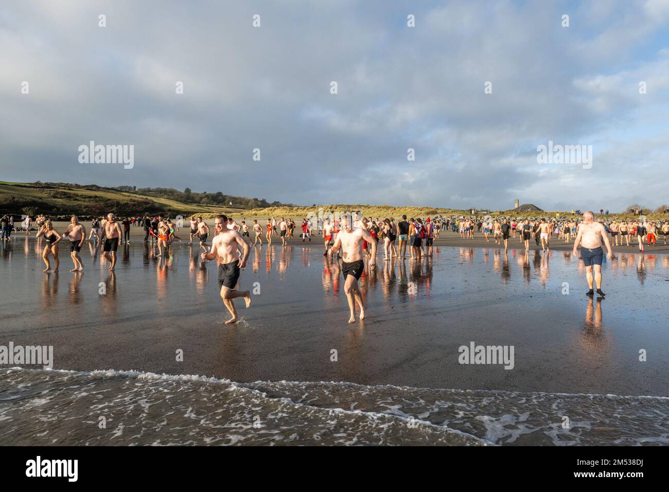 Rosscarbery, West Cork, Irland. 25. Dezember 2022. Hunderte von Menschen nahmen heute Morgen am jährlichen Weihnachtsschwimmen am Warren Beach in Rosscarbery Teil. Kredit: AG News/Alamy Live News Stockfoto