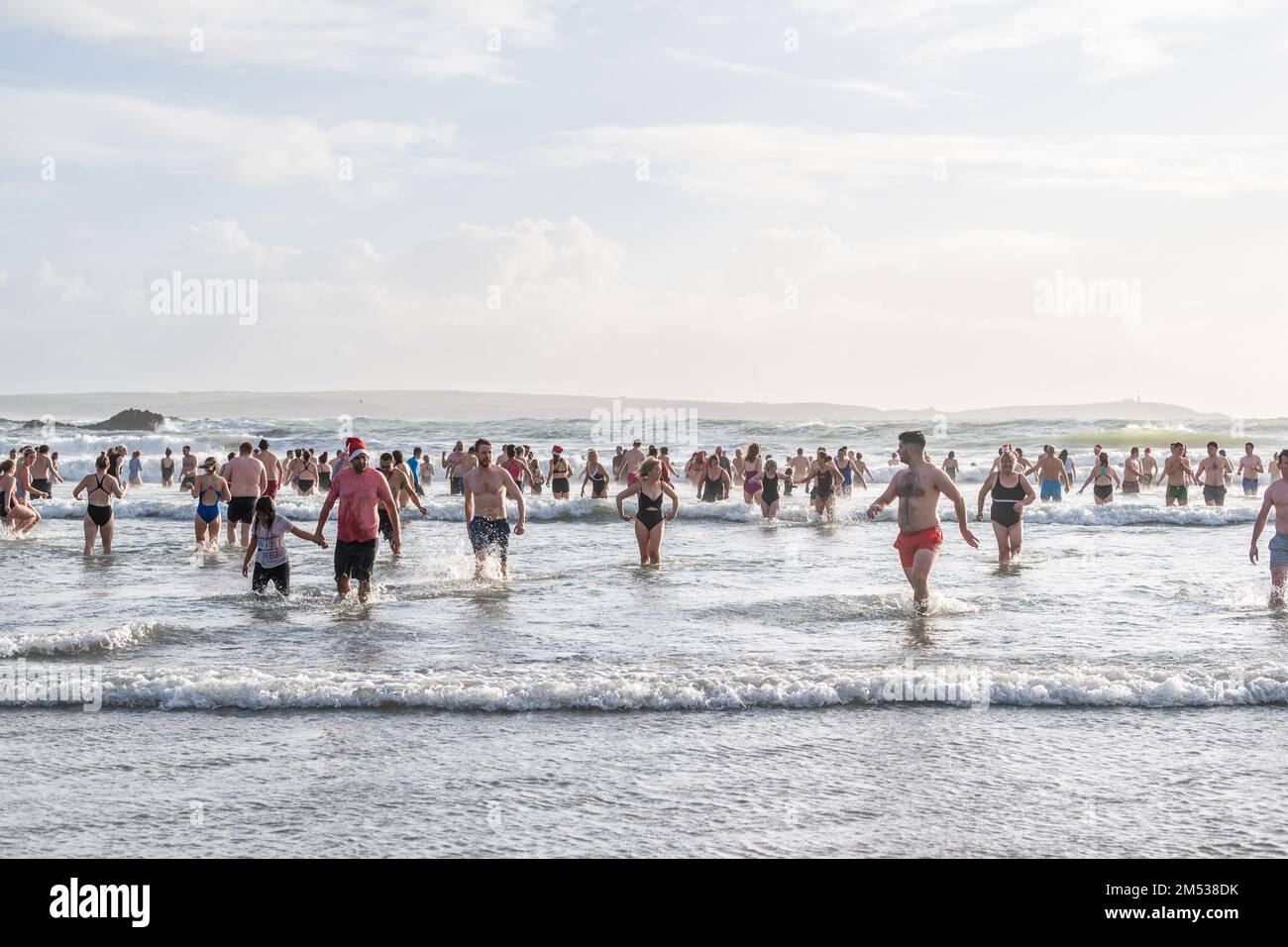 Rosscarbery, West Cork, Irland. 25. Dezember 2022. Hunderte von Menschen nahmen heute Morgen am jährlichen Weihnachtsschwimmen am Warren Beach in Rosscarbery Teil. Kredit: AG News/Alamy Live News Stockfoto