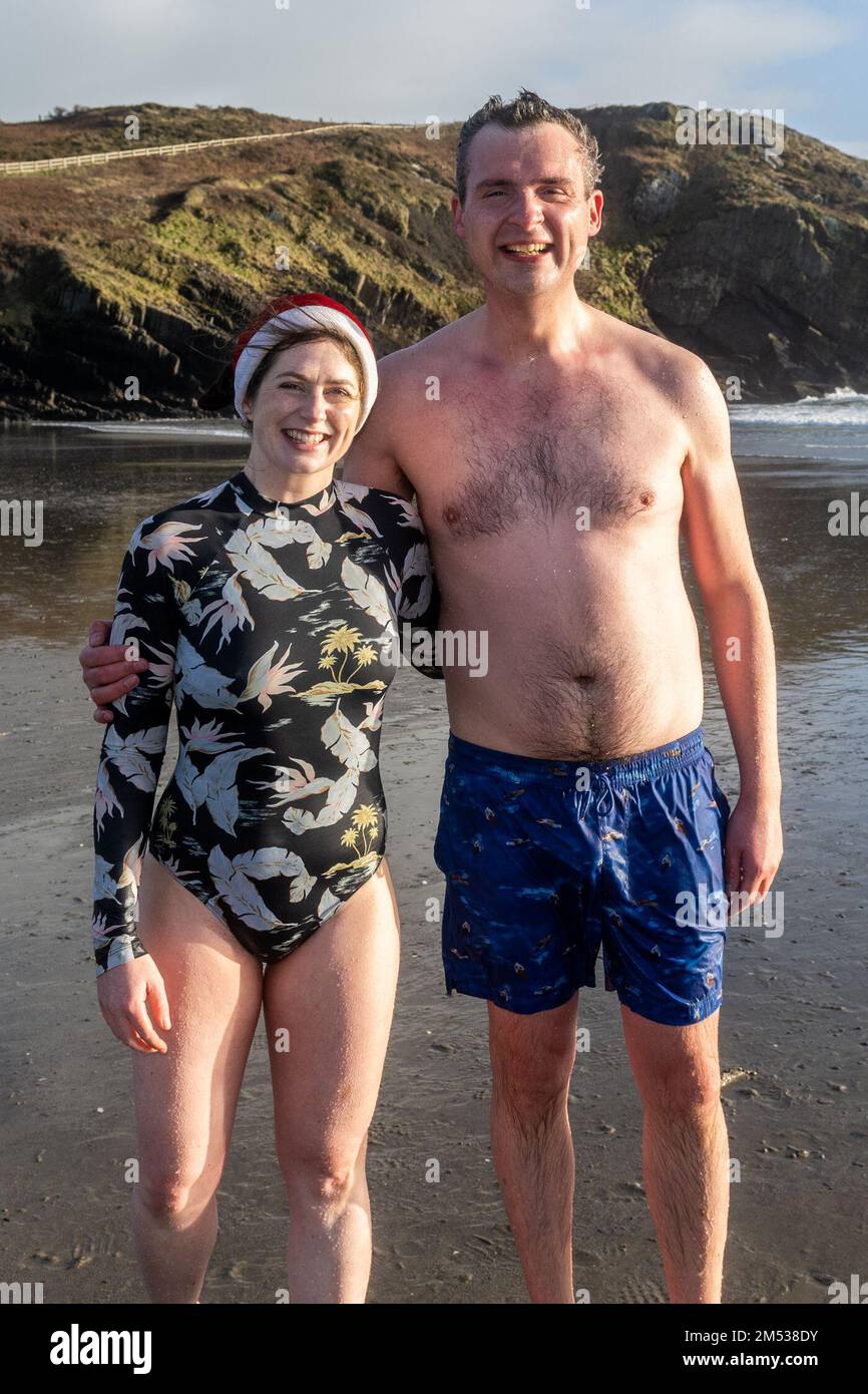 Rosscarbery, West Cork, Irland. 25. Dezember 2022. Hunderte von Menschen nahmen heute Morgen am jährlichen Weihnachtsschwimmen am Warren Beach in Rosscarbery Teil. Am Schwimmen nahmen Lorna und Denis Madden aus Rosscarbery Teil. Kredit: AG News/Alamy Live News Stockfoto