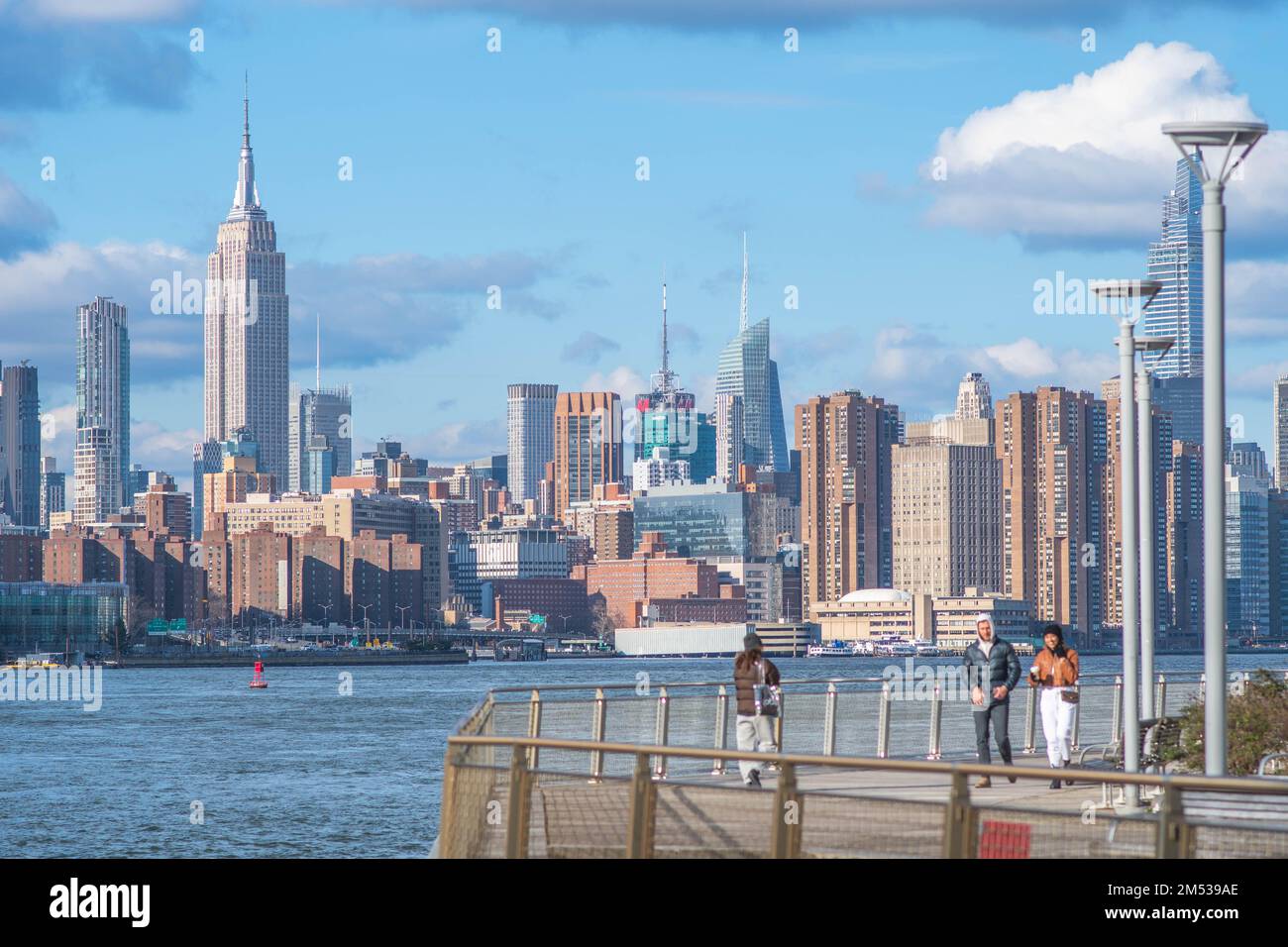 Die Skyline der New Yorker Gebäude in Manhattan detailliert Langzeitaufnahmen der weltberühmten US-Stadt und des Reiseziels, kopieren Sie Hintergrundbilder aus dem Weltraum als Bannerressource. Stockfoto