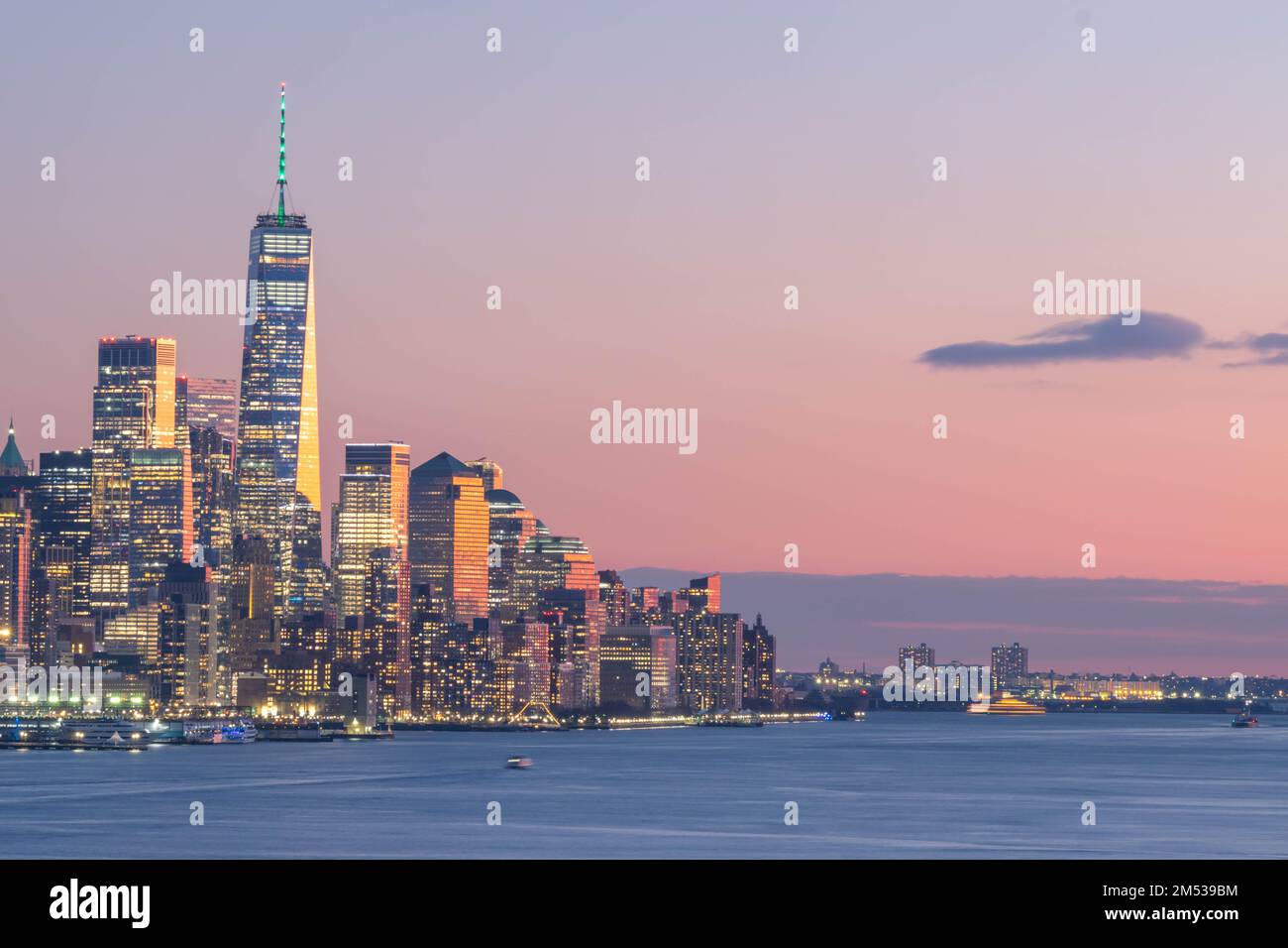 Die Skyline der New Yorker Gebäude in Manhattan detailliert Langzeitaufnahmen der weltberühmten US-Stadt und des Reiseziels, kopieren Sie Hintergrundbilder aus dem Weltraum als Bannerressource. Stockfoto