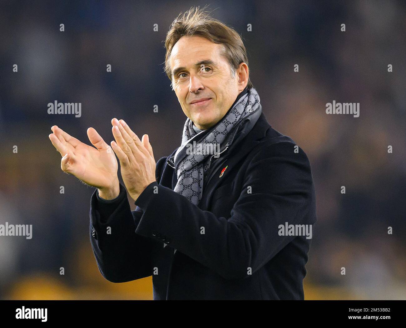 12. November 2022 - Woverhampton Wanderers / Arsenal - Premier League - Molineux der neue Wolverhampton Wanderers Manager Julen Lopetegui applaudiert den Heimfans vor dem Spiel gegen Arsenal. Bild : Mark Pain / Alamy Live News Stockfoto