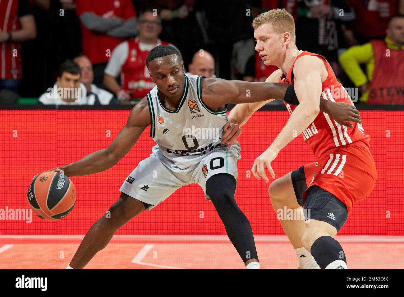 2022/2023 FIBA EuroLeague | München FC Bayern gegen Valencia Basket Club. HARPER Jared (Valencia Basket Club VBC00). JARAMAZ Ognjen (FC Bayern München Stockfoto