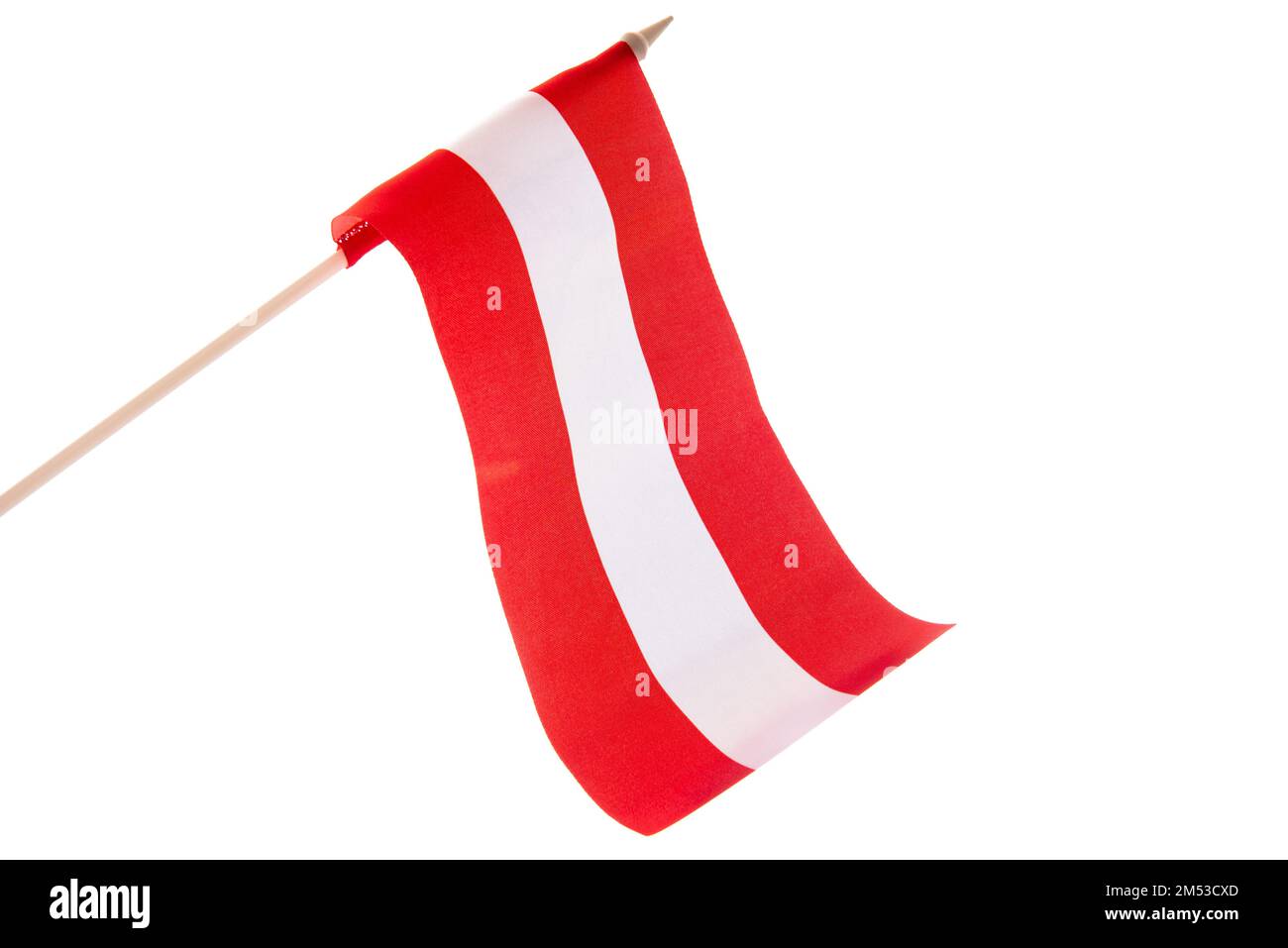 Die lettische Flagge auf weißem Hintergrund entwickelt sich und fliegt im Wind Stockfoto