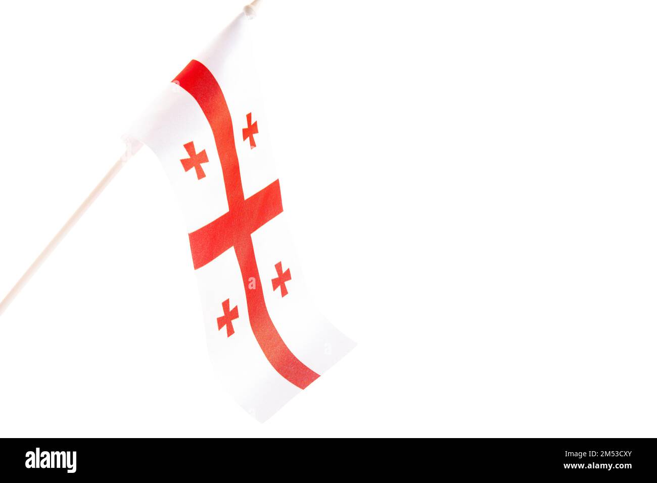 Die Flagge Georgiens auf weißem Hintergrund entwickelt sich und fliegt im Wind Stockfoto