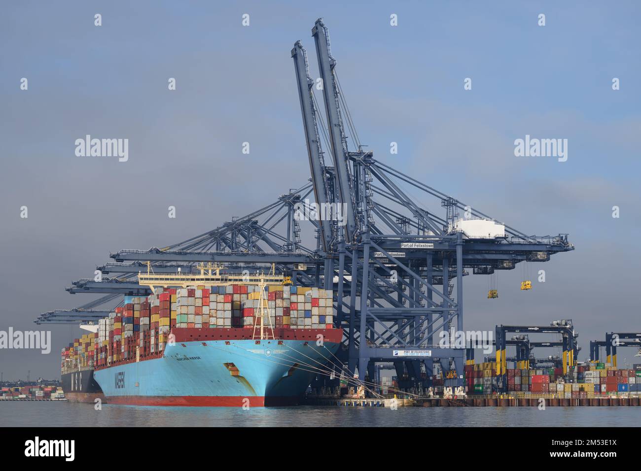 Hafen von Felixstowe mit Containerschiffen (Trinity Terminal) Stockfoto