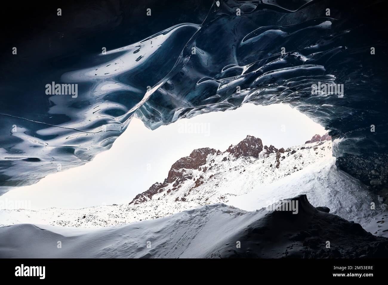 Schöne Landschaft des Blauen Eishöhlenbogens und schneebedeckte Berge in Almaty, Kasachstan Stockfoto